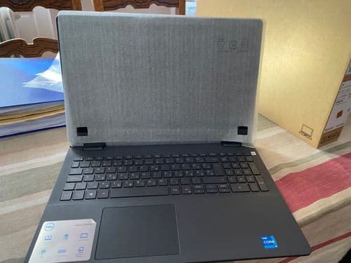 Lépj feljebb eszközfejlesztés – vadonatúj laptop, felnyitott képernyővel, a képernyővédő fólia még rajta van.
