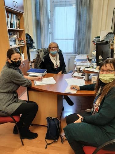 A lépj feljebb szentendrei projekt vezetőinek megbeszélése – háron nő ül az asztalnál, maszkot viselnek