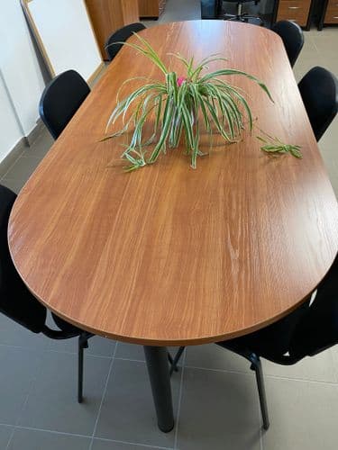 Ovális asztal, hat székkel
