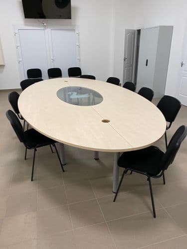 DKA aulája a nagy ovális asztallal, ahol 18 ember is elfér