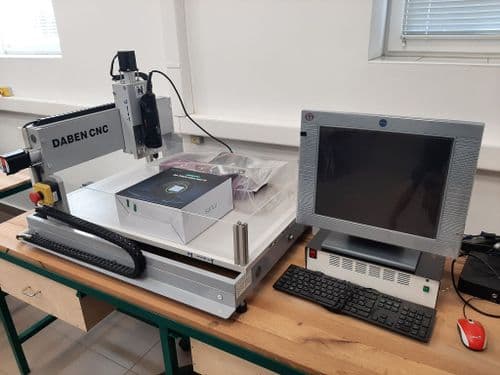 CNC marógép és a vezérlő számítógép a DKA tanterem számítógépes tantermében