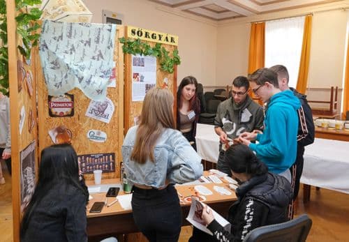 Cseh nap, a sörgyárak standja, tanulókkal körülvéve