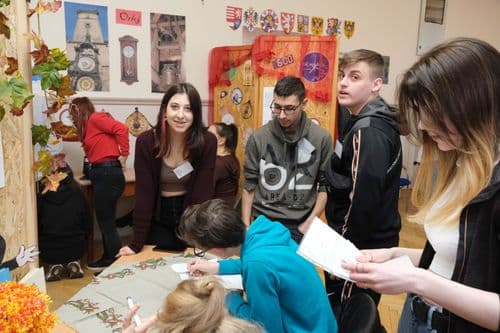 Cseh nap, vetélkedő tanulókkal az egyik standnál