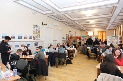 Cseh nap, a terem fotója, benne asztaloknál ülő versenyzők csoportjaival