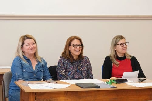 Cseh nap, a zsűri három női tagja egy asztalnál ül