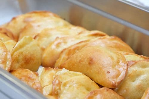 Cseh nap, túrós batyuk egy fémedényben az ebédnél