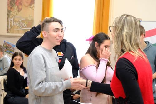 Cseh nap, díjátadó. Egy fiú tanuló kezet fog a zsűrielnökkel