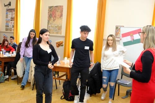 Cseh nap, egy diákcsapat veszi át az oklevelét a zsűrielnöktől