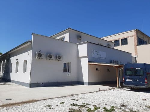 A DKA (Digitális Alkotó Központ) kockaszerű épülete kívülről