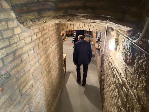Kolping ház felújítás, Vác. Az alagsor kőműves munkái a falakon