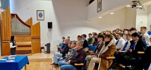Tanulók ülnek a nézőtéren DKA oklevél átadón a Boronkay iskola dísztermében. (Több sorban ülnek a tanulók, elöl Konfár Mónika senior pályaorientációs tanácsadó előadást tart)