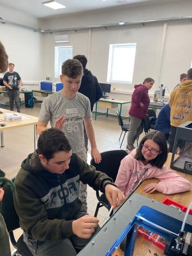 Tanulók a DKA teremb en (Digitális közösségi alkotótér) 3D nyomtatókat működtetnek