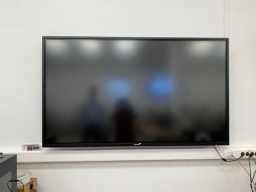  Nagy digitális tábla a DKA épület számítógépes tantermében a falon