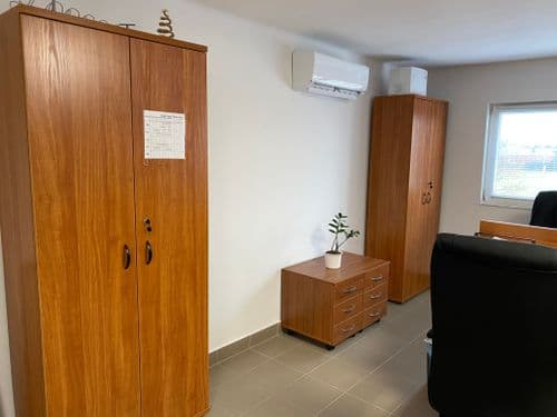 A DKA épület emeleti irodájának szekrényei