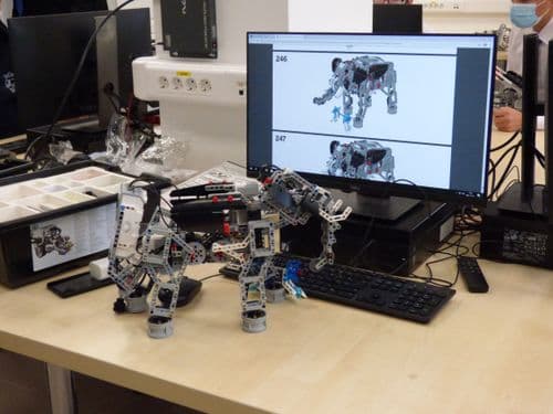 DKA laborban az asztalon egy számítógép, monitorján lego elefánt robot, míg maga a robot ott van az asztalon a gép előtt