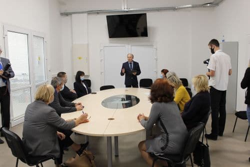 DKA terem, aula, oktatók ülnek az ovális asztal körül, Dudás Tibor kancellár beszédet tart