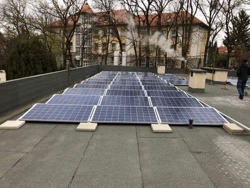 Petőfi iskola uszodája, Aszód, napelemek a tetőn