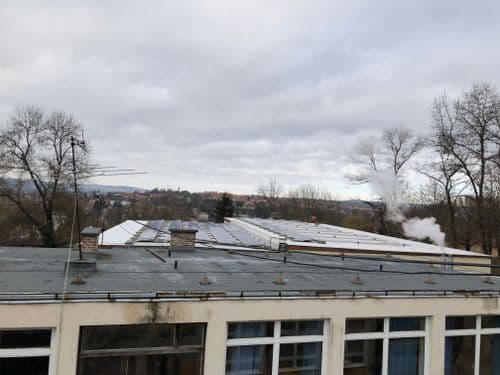 Petőfi iskola uszodája, Aszód, napelemek a tetőn