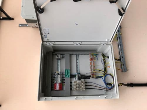 Petőfi iskola uszodája, Aszód, vezetékszekrény kültéren az inverter mellett
