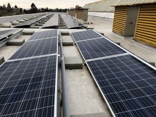Selye iskola Széchenyi projekthez készült kép, napelemek a tetőn