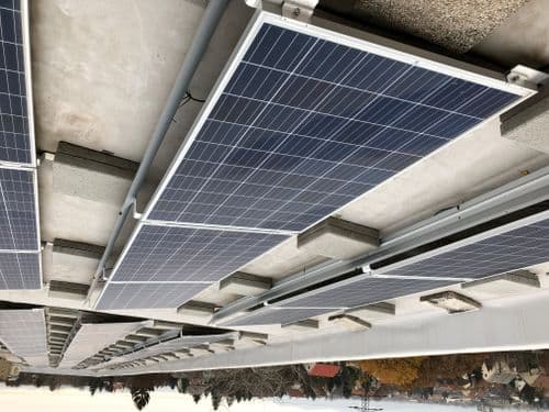 Selye iskola Széchenyi projekthez készült kép, napelemek a tetőn